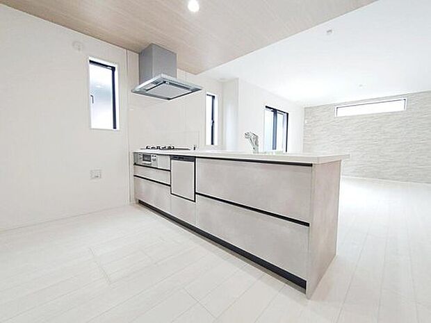 ☆Kitchen☆
明るく開放感のあるリビング。対面式キッチンは、いつでもご家族を感じられる空間作りの重要ポイントになりそうです。

