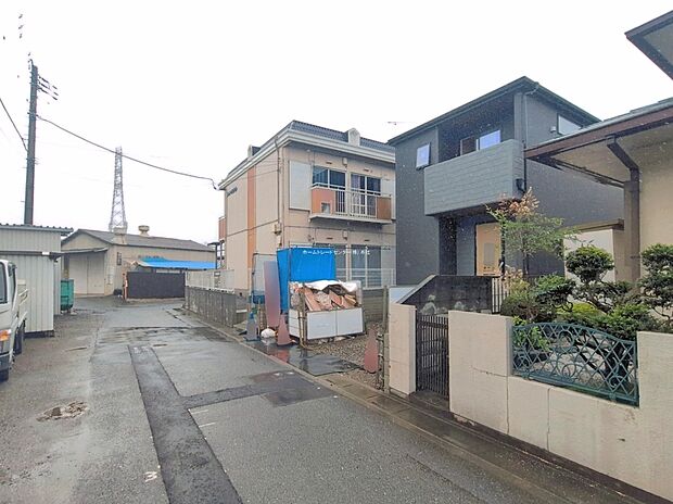 ☆前面道路の様子☆
カースペースございます。
当日のご見学予約も承ります。同じものは2つとない「夢のマイホーム」との出会いが待っているかもしれません。