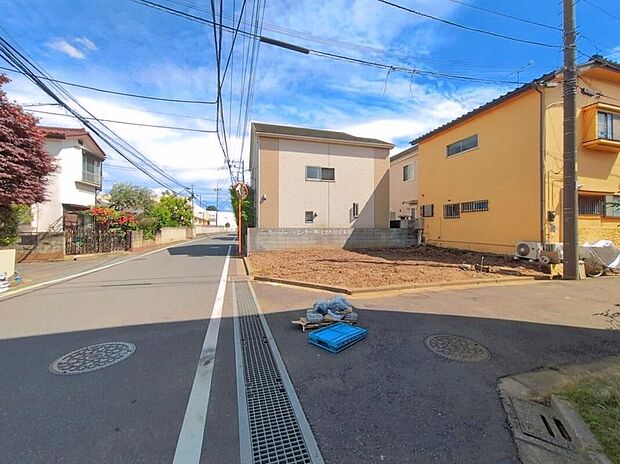 ☆前面道路の様子☆この街で・この家で暮らしたいと思わせる理由を是非現地でお確かめ下さい。現地をご覧いただきながら、住まいの夢をお聞かせください。