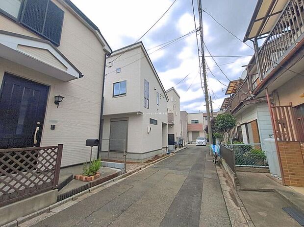 ☆前面道路の様子☆カースペースございます。この街で・この家で暮らしたいと思わせる理由を是非現地でお確かめ下さい。現地をご覧いただきながら、住まいの夢をお聞かせください。