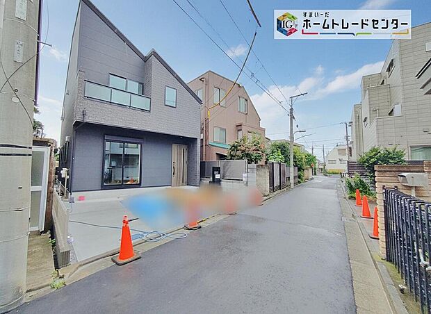 ☆前面道路の様子☆
カースペース２台（車種による）可能です♪
平日・お仕事帰りなど、いつでもご案内いたします！お気軽にお問い合わせ下さい。