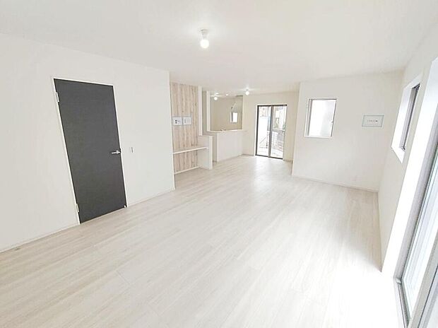 ☆Livingroom☆
贅沢なほどの大空間LDKは家族で過ごす時間が楽しみになりそうです。