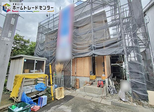 ☆現地の様子☆
シンプルでスマートな箱をコンセプトとしたデザイナーズ住宅。
省エネ性能ラベルを取得したZEH水準の新築戸建てです。