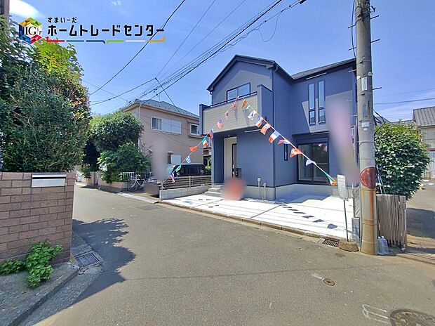 前面道路は車通りが多くないので、お車の出し入れもラクラクです♪
マンションとの大きな違いはやっぱり広さ♪自分だけの一人部屋や遊びまわれるお庭などお子様にうれしいポイントが盛りだくさん!