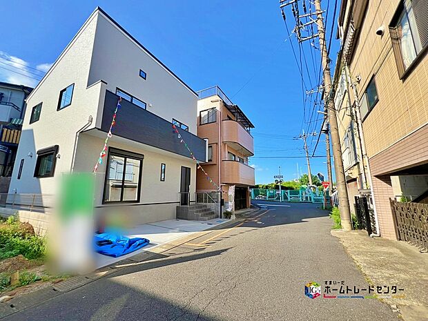 ☆前面道路の様子☆
南側道路なので陽当たり良好です♪前面道路は交通量少なめの道路。お車の駐車も楽々です。