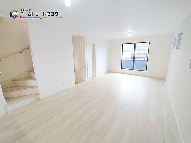 大きな窓のあるリビングは、陽光あふれる明るい空間です。居心地良く、ご家族皆がゆったり寛げる憩いの空間となりそうです。