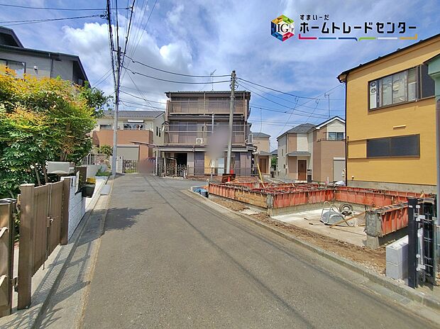 ☆前面道路の様子☆
カースペースございます。
この街で・この家で暮らしたいと思わせる理由を是非現地でお確かめ下さい。