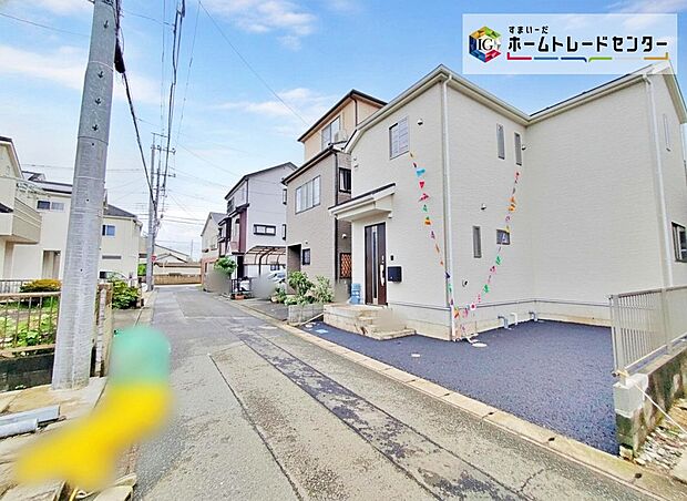 ☆前面道路の様子☆
前面道路は車通りが少ないため、駐車の際にも安心です♪カースペースございます。
平日・お仕事帰りなど、いつでもご案内いたします!お気軽にお問い合わせ下さい。