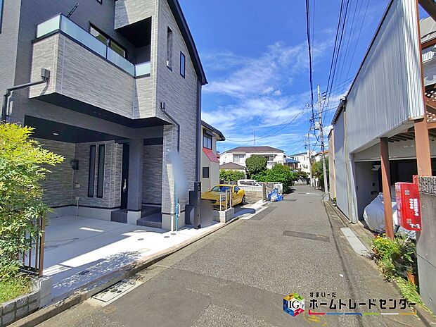☆前面道路の様子☆
周辺は閑静な住宅地です♪
当日のご見学予約も承ります。同じものは2つとない「夢のマイホーム」との出会いが待っているかもしれません。