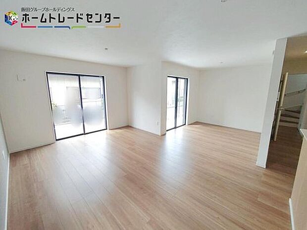 大きな窓のあるリビングは、陽光あふれる明るい空間です。居心地良く、ご家族皆がゆったり寛げる憩いの空間となりそうです。