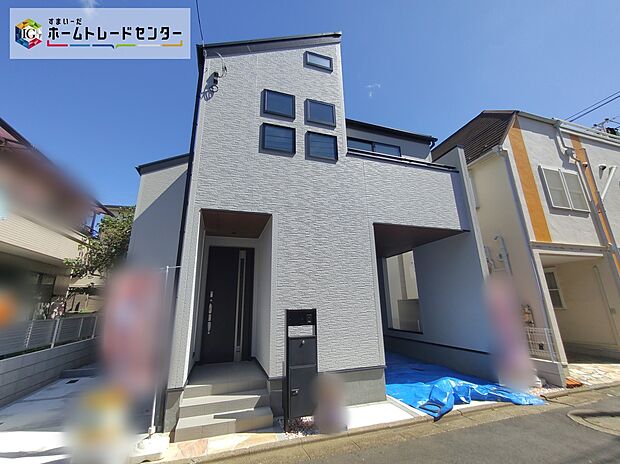 白を基調としたスタイリッシュな外観とビルトインの屋根付き駐車スペースが魅力。玄関ポーチの段差が落ち着いた印象を与え、整然とした前面道路に面して開放感ある暮らしを実現します。