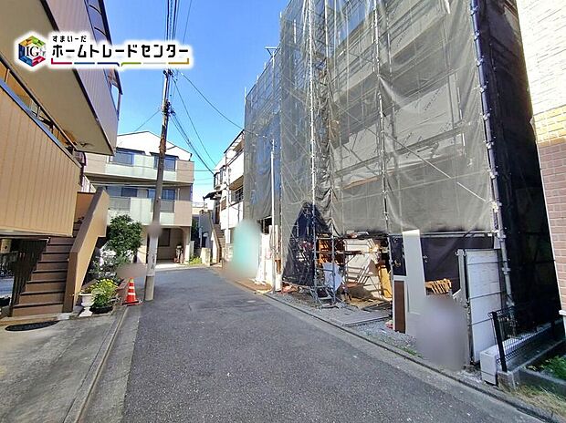 ☆前面道路の様子☆
周辺は交通量の少ない生活道路なので小さなお子様がいても安心です。ビルトインガレージの車庫は雨からお気に入りのお車を守ってくれます♪