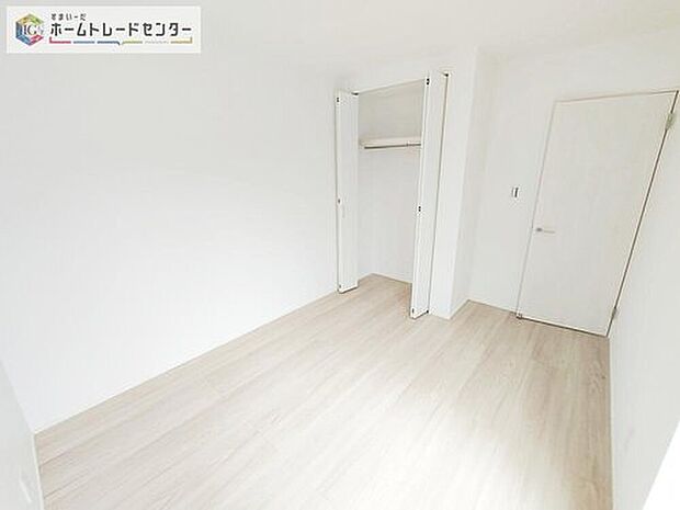 ☆Room☆お陽さまの光をさわやかな風をたっぷりとりこめます。室内はいつも明るい印象なので気持ちの良い朝を迎えられます。毎日の生活も明るくなりそうです。