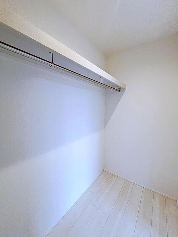 【収納】７帖の洋室にはウォークインクローゼットを完備！衣類だけでなく、鞄などの小物からスーツケースやレジャー用品などの大きな物までたっぷり収納出来ます。
