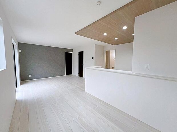 【リビング】広々１６帖のLDK！対面キッチンからはLDK全体を見渡せます♪家族とのつながりを意識した見通しのいいリビングは会話が弾んでみんなを笑顔にします。