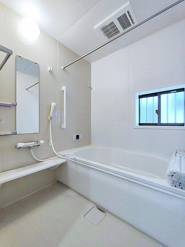 【浴室】一日の疲れを洗い流せるような憩いのバスルーム。窓付きなので、採光もあり明るく気持ちの良い空間です。窓があることで、換気環境も良好。掃除もスムーズに出来ます。