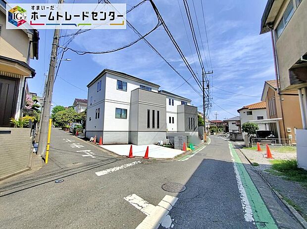 【前面道路含む現地写真】カースペース2台ございます。
この街で・この家で暮らしたいと思わせる理由を是非現地でお確かめ下さい。