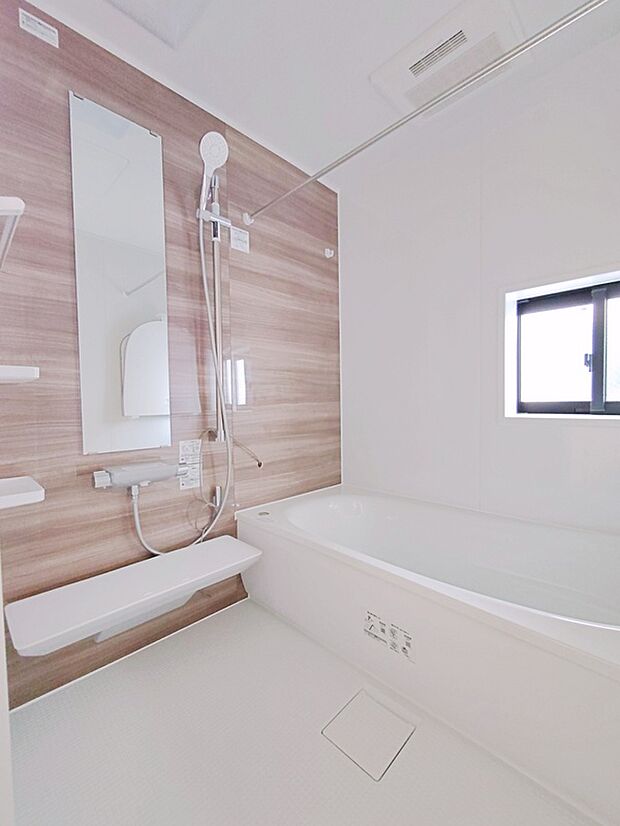 【☆Bathroom☆】窓付きのバスルーム。陽射し差し込む明るい環境は、日中の入浴も気持ち良くお使い頂けそうです。