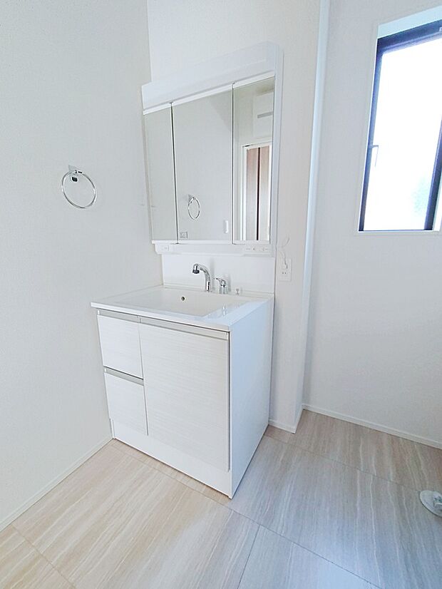 【☆Washstand☆】白を基調とした爽やかなサニタリースペース。清潔感のある快適空間です。毎日の身支度も気持ち良くお使い頂けます。