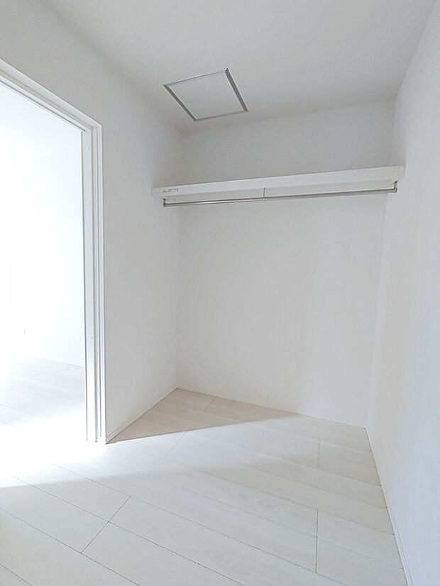 【☆Walk in closet☆】大人が立って入る事ができる広々としたウォークインクローゼット。コートやワンピースはもちろん、ゴルフバッグ等大きな物も楽々収納できます。収納も多く住みやすい邸宅です♪