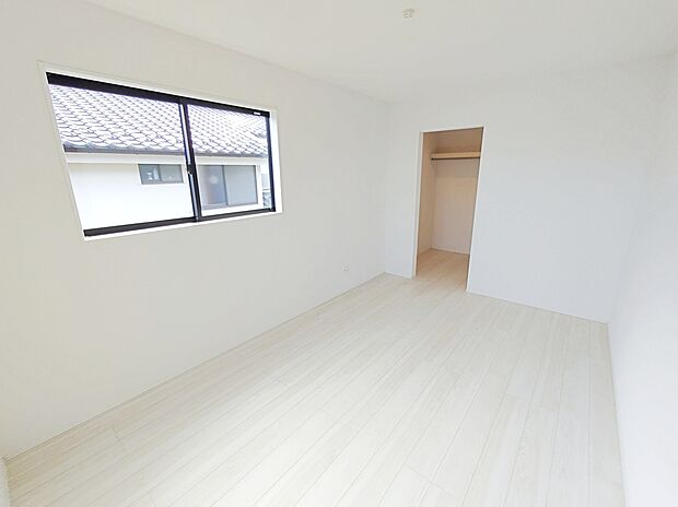 【☆Room☆】全居室に収納を完備しておりますので、いつでもお部屋をすっきりとお使い頂けそうです。自分好みのインテリアやレイアウトを考えるのも楽しみです。