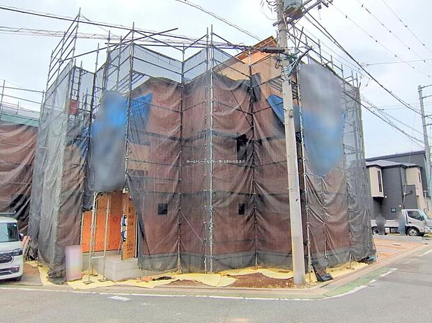 【現地外観写真】全棟100m2以上のゆとりに包まれた街!
広いLDKに多彩な収納、効率的な家事動線の暮らしやすさを追求して設計された新築分譲住宅。