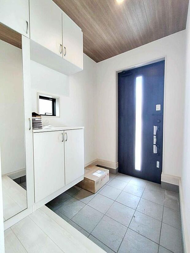 【☆Entrance☆】ガラススリットの入った玄関ドアは室内に光を届けてくれる大事な存在です☆ウッドテイストの玄関ドアがお洒落です。