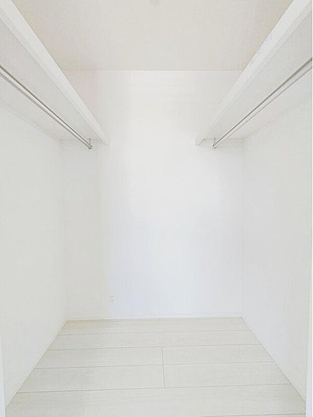 【収納】６帖の洋室にはウォークインクローゼットを完備！衣類だけでなく、鞄などの小物からスーツケースやレジャー用品などの大きな物までたっぷり収納出来ます