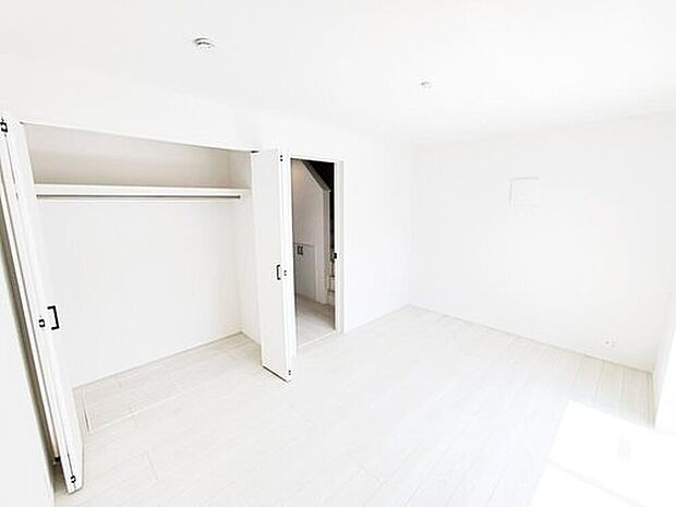 【リビング以外の居室】大人が立って入る事ができる広々クローゼット。コートやワンピースはもちろん、ゴルフバッグ等大きな物も楽々収納できます。収納も多く住みやすい邸宅です♪
