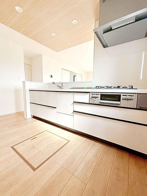 【キッチン】折下天井があることでスタイリッシュな雰囲気を生み出してくれるのもポイントです♪