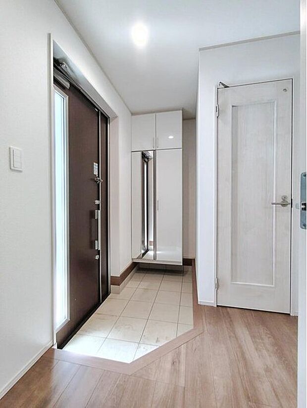 【☆Entrance☆】鏡付きのシューズBOXを備えた玄関。お出かけ前の身だしなみチェックができ、収納もたっぷり。スッキリ片づく空間で、いつでも気持ちよく家を出られます。