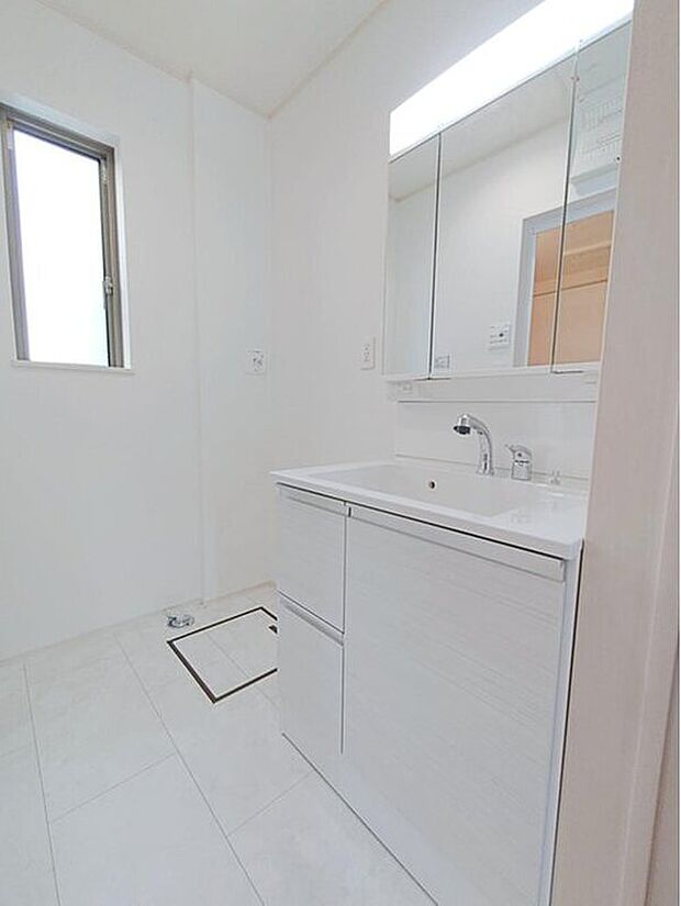 【☆Sanitary☆】窓から光が差し込む明るい洗面所。シャワー付き洗面化粧台で、朝の身支度もスムーズ。換気がしやすく清潔な空間を保てる、毎日にうれしい快適なサニタリーです。