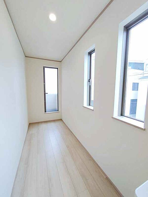 【☆Free corner☆】キッチン裏にはバルコニーに出入りできるフリーコーナーがございます。
ミネラルウォーターや食材の備蓄、家事室としてもご利用いただけます。