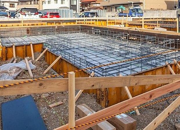 【足元を支えるベタ基礎】立ち上がりと底面全体が一体の鉄筋コンクリート造（仕上がり幅150ｍｍ・底盤厚150ｍｍ）。「不同沈下」や「地面からの湿気」に対する有効な措置と言えます。また、基礎と土台とをつなぐアンカーボルトは、大きな地震などにより建物が基礎から外れたり持ち上げられたりしないための役割があります。