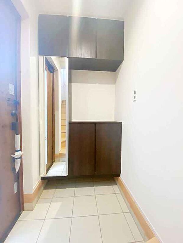 【玄関】ガラススリットの入った玄関ドアは室内に光を届けてくれる大事な存在です☆ウッドテイストの玄関ドアがお洒落です。