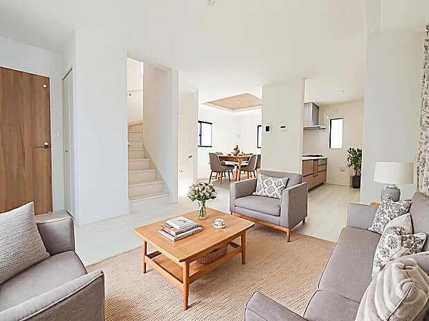 【リビング】広々１７．１帖のLDK！対面キッチンからはLDK全体を見渡せます♪