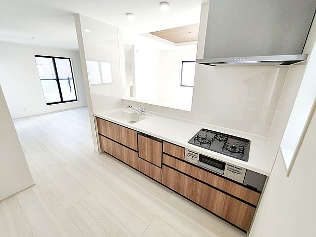 【キッチン】人工大理石トップ仕様の高級感のあるシステムキッチン。食洗機や浄水器、ハンドシャワーなど、高機能付きです。サポート力◎で、家事も快適スムーズに出来そうです。