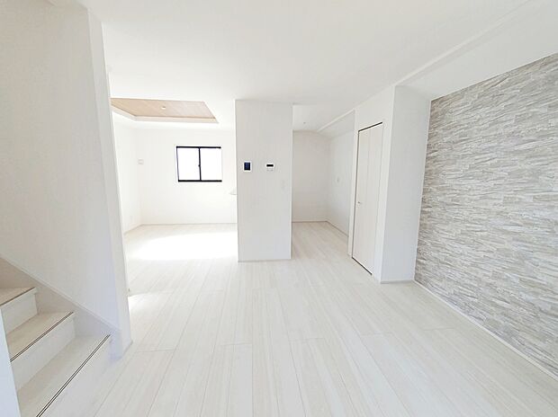 【リビング】アクセントクロスを使用したおしゃれな空間です。