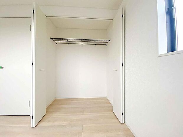 【収納】大人が立って入る事ができる広々クローゼット。コートやワンピースはもちろん、ゴルフバッグ等大きな物も楽々収納できます。収納も多く住みやすい邸宅です♪