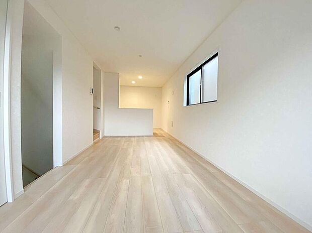 【リビング】対面キッチンからはLDK全体を見渡せます♪家族とのつながりを意識した見通しのいいリビングは会話が弾んでみんなを笑顔にします。