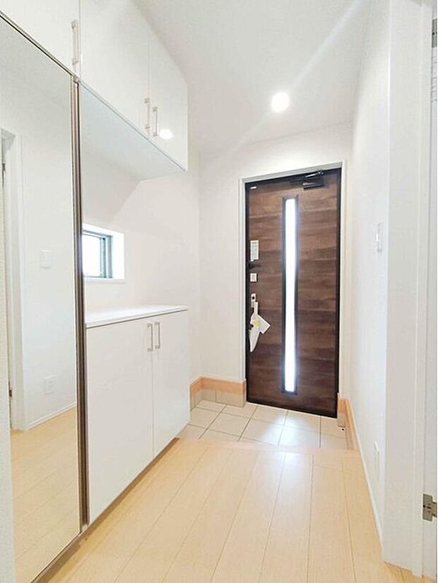 【☆Entrance☆】窓付きの玄関でパッと明るい♪コの字型の玄関収納を採用しておりますので、多くの靴を収納できる上、飾り棚を利用してお越しいただくお客様をおもてなしできます。