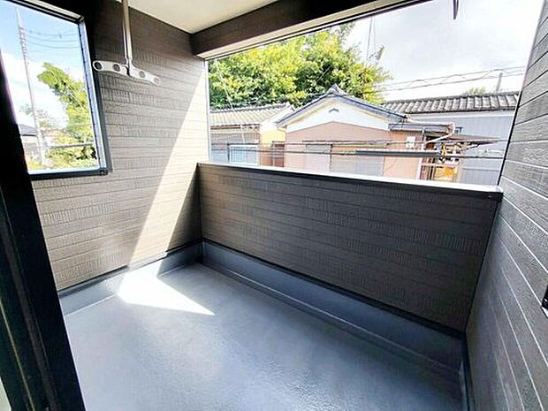 【☆Balcony☆】屋根付きのバルコニーは、突然の雨でもお洗濯物が濡れにくいですね♪