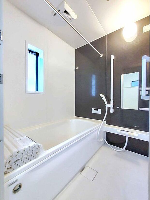 【☆Bathroom☆】寒い季節に嬉しい暖房機能付きの浴室です。冷やっと感じることなくお使い頂けます。また、換気乾燥機付きですので、日々のお手入れもスムーズに出来ます。毎日のバスタイムが楽しみになりそう