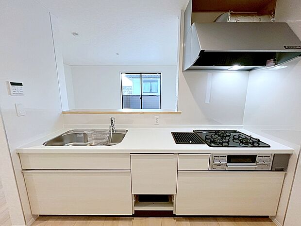 【☆Kitchen☆】対面式キッチンからは、リビングにいるご家族の様子が一目で分かります。小さいお子様がいても安心です。