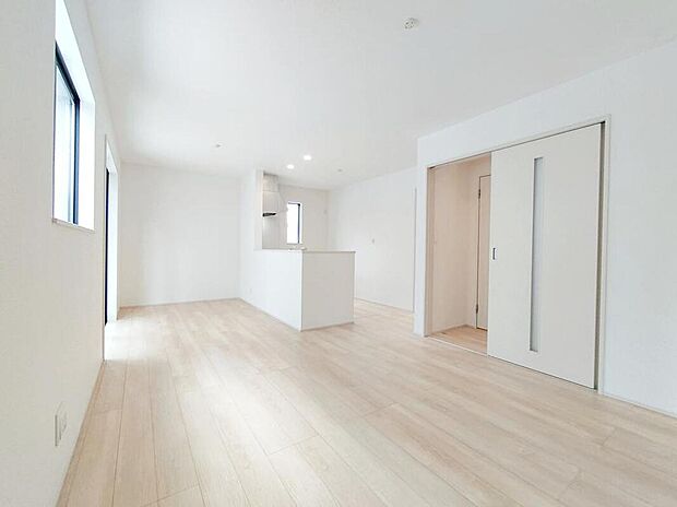 【☆Livingroom☆】広々としたLDKに、自分好みのインテリアでレイアウト。季節ごとに模様替えなども、楽しみの一つとなりそうです。