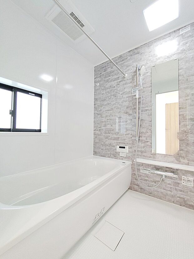 【☆Bathroom☆】窓付きのバスルーム。陽射し差し込む明るい環境は、日中の入浴も気持ち良くお使い頂けそうです。