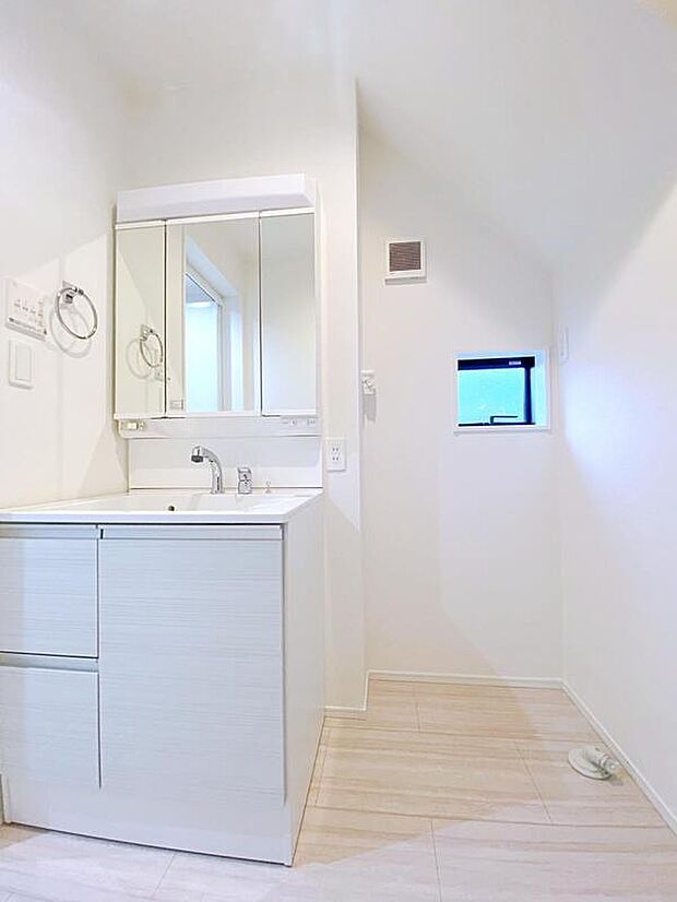 【☆Washstand☆】白を基調とした爽やかなサニタリースペース。清潔感のある快適空間です。毎日の身支度も気持ち良くお使い頂けます。