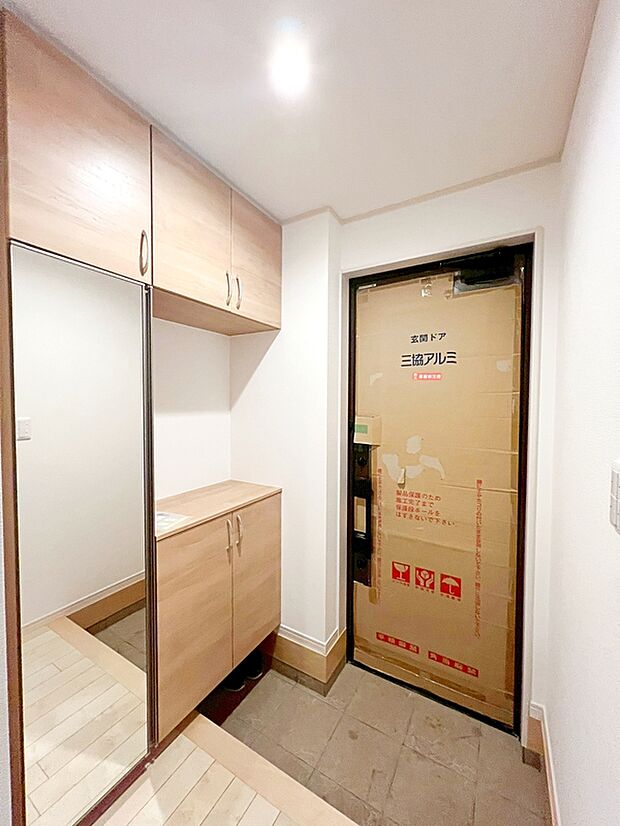 【☆Entrance 1号棟☆】姿見付きの下駄箱で、お家を出る前に今日のコーディネートの最終チェックをすることができます♪