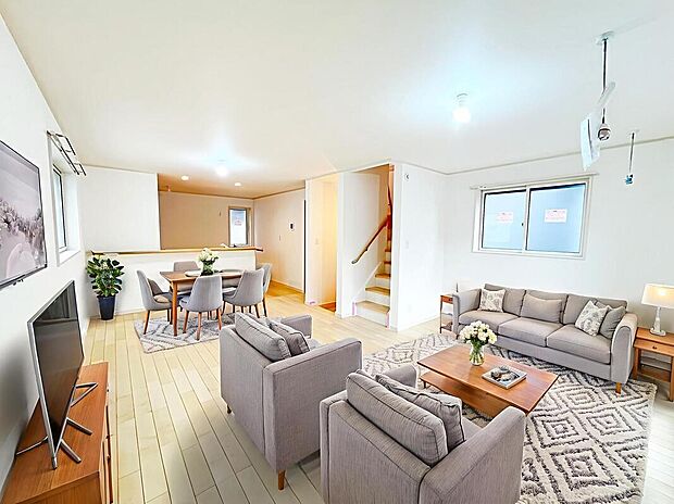 【☆Livingroom☆】自然光が取り込みやすくなりリビング全体が明るい空間に♪部屋が明るいと日中に電気をつける回数も少なくなるため、電気代の節約にもつながります。