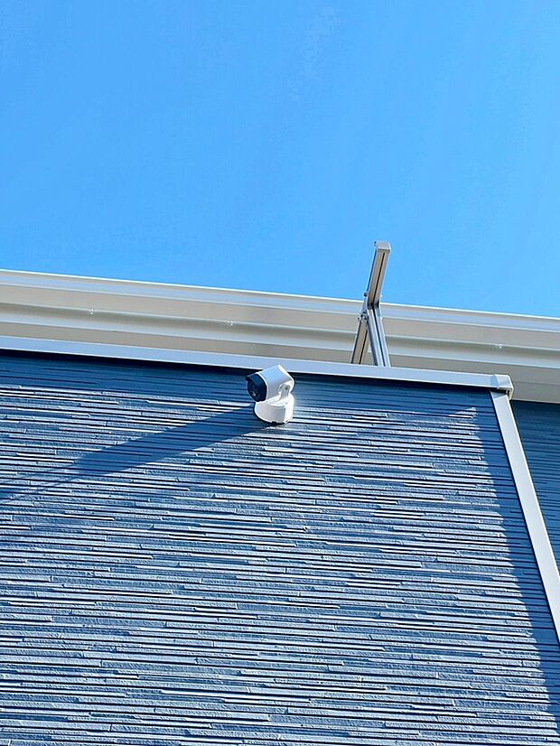 【【防犯カメラ】】不審者の侵入や空き巣、駐車場における車上荒らしなどの犯罪も防犯カメラによって抑えられます。また、ペットや子供、高齢者の見守りにもなります。